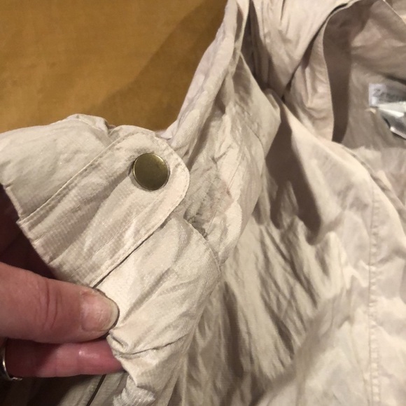 Chico’s Zenergy size XL 14-16 tan windbreaker with a bit of shimmer - Picture 8 of 16